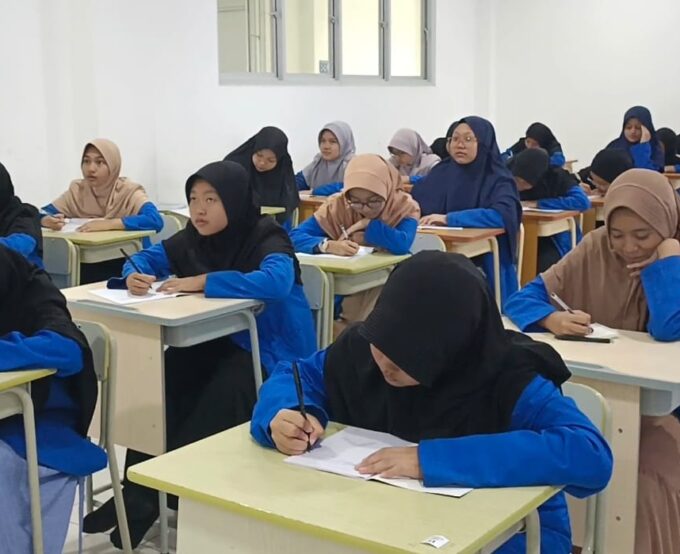 Mendekatkan Diri pada Sastra: Diskusi Buku dan Kitab-kitab Salaf di Pesantren Modern At-Taqwa